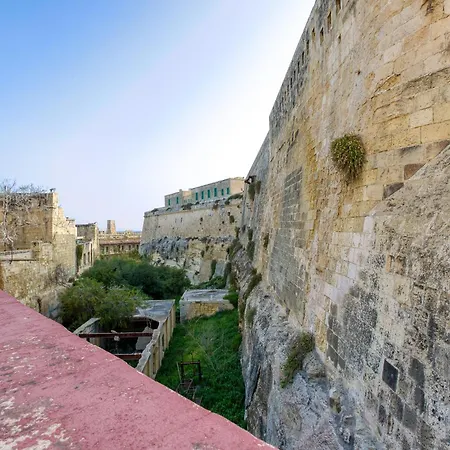 Comfortable 1br With Maltese Balcony In By 360 Estates * Valletta