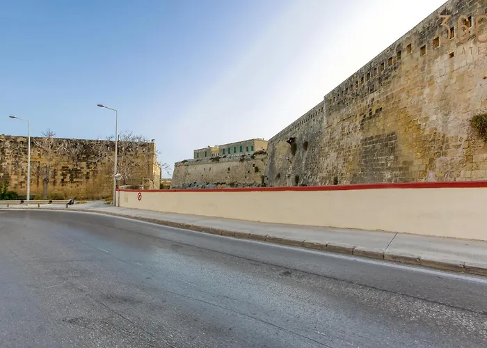 Apartamento Comfortable 1br With Maltese Balcony In By 360 Estates La Valeta